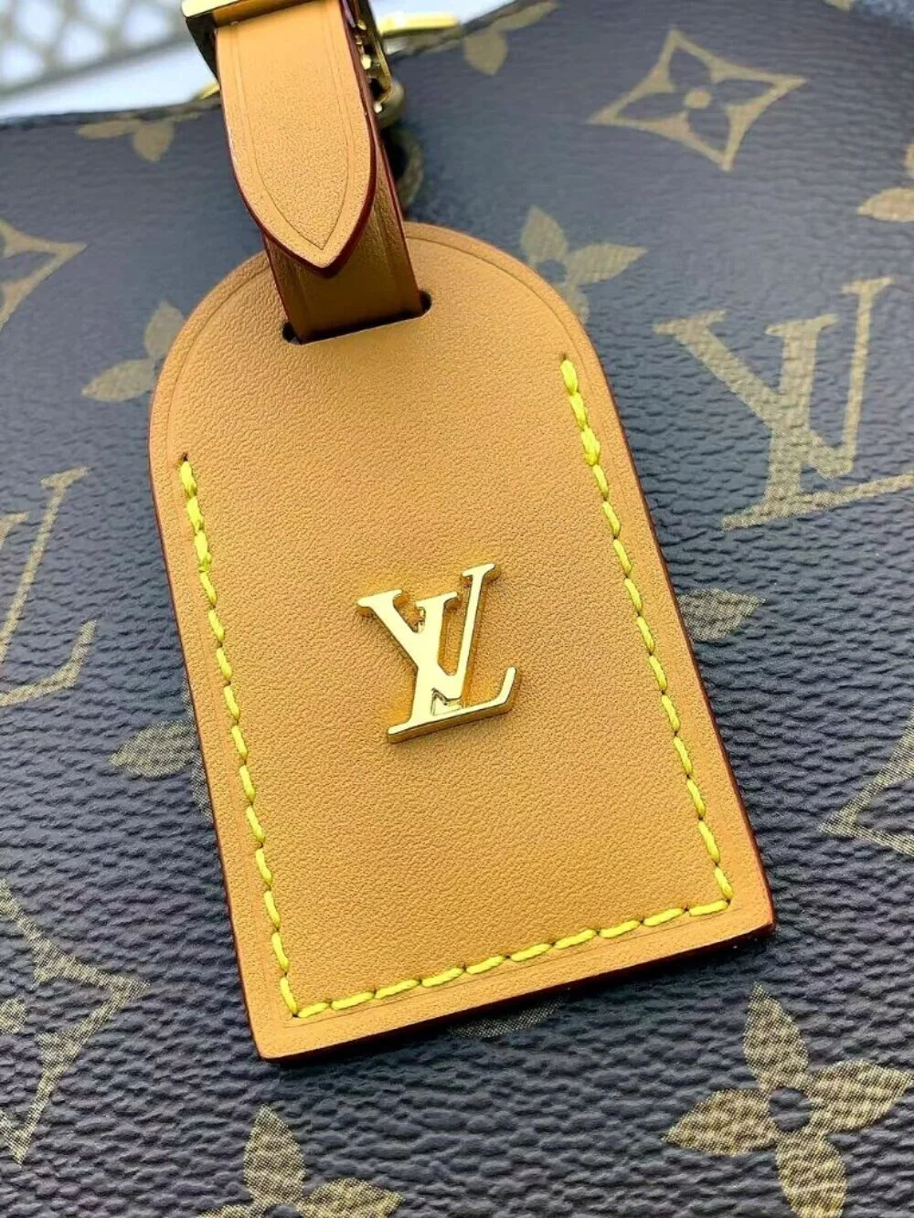 LOUIS VUITTON. dimensions 31
